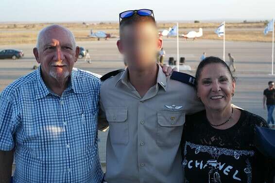 סרן שלח עם תמי, סבתו, וסבו החורג // צילום: דובר צה"ל